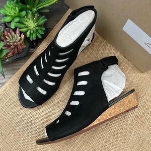 Clarks 8W Abigail Sing Low Wedge Gladiator Sandal